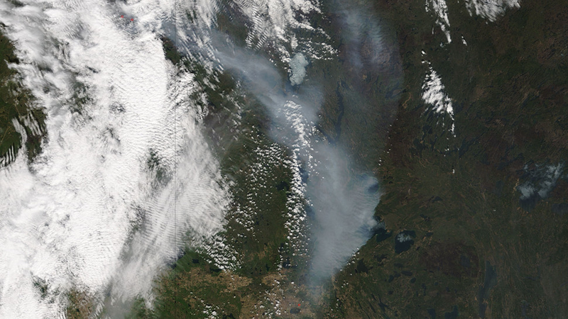 The MODIS instrument on the Terra satellite captured this image of the Fort McMurray fire on May 8 (Image: NASA Goddard MODIS Rapid Response Team)